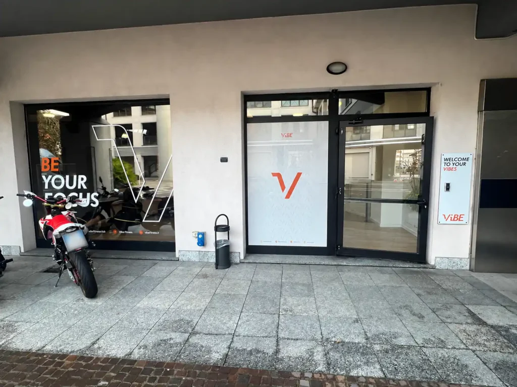 Ingresso principale della palestra Vibe Fitness ad Arcore con vetrate e logo visibile