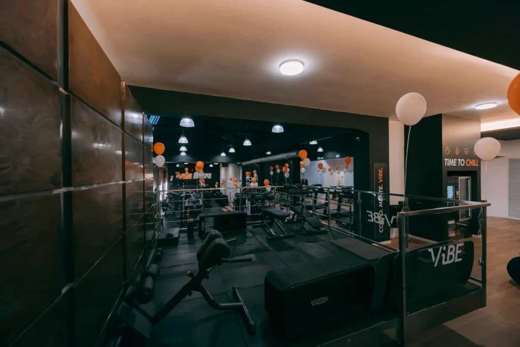 Area allenamento con attrezzatura fitness e zona relax all'interno della palestra Vibe Fitness ad Arcore