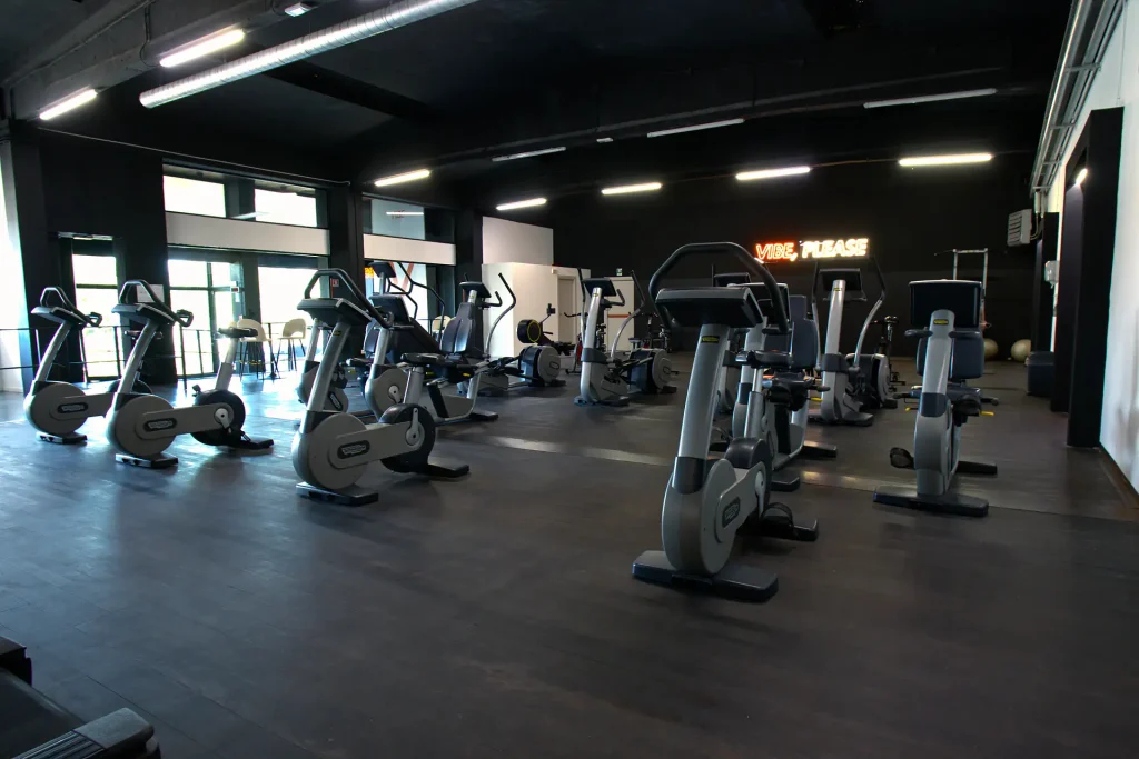 ala cardio della palestra ViBE Fitness ad Arosio con cyclette, ellittiche e neon luminoso 